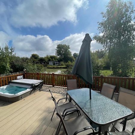Luxury Lakeside Lodge L1 With Hot Tub Situated At Tattershall Lakes Country Park Extérieur photo