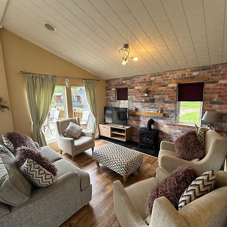Luxury Lakeside Lodge L1 With Hot Tub Situated At Tattershall Lakes Country Park Extérieur photo