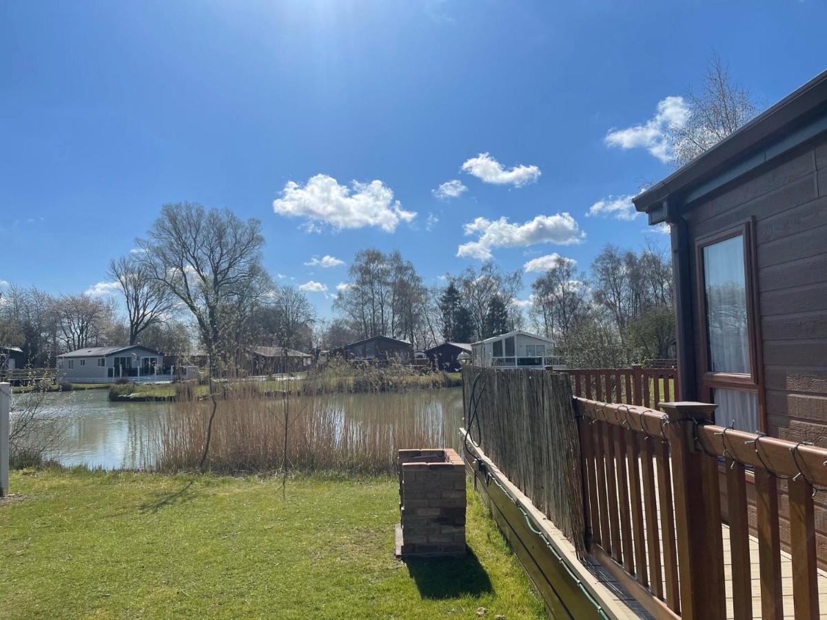 Luxury Lakeside Lodge L1 With Hot Tub Situated At Tattershall Lakes Country Park Extérieur photo