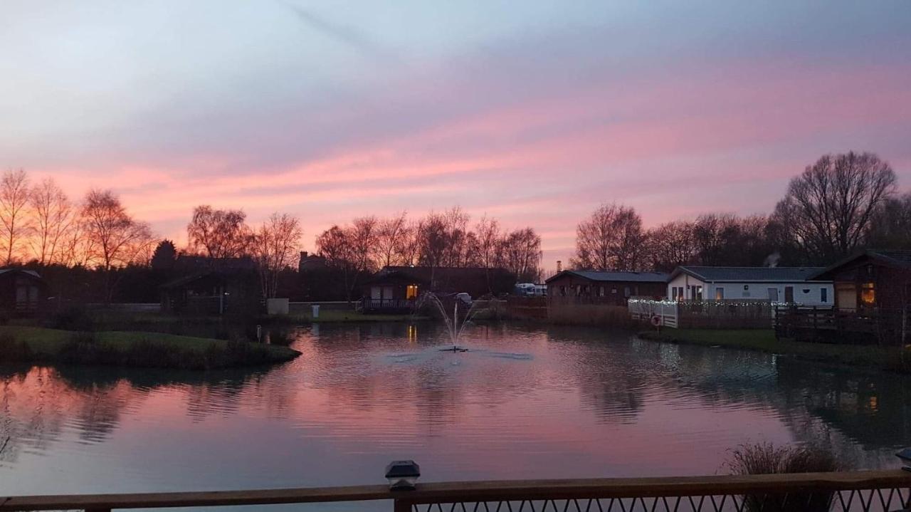 Luxury Lakeside Lodge L1 With Hot Tub Situated At Tattershall Lakes Country Park Extérieur photo