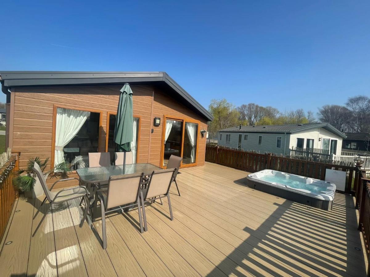 Luxury Lakeside Lodge L1 With Hot Tub Situated At Tattershall Lakes Country Park Extérieur photo