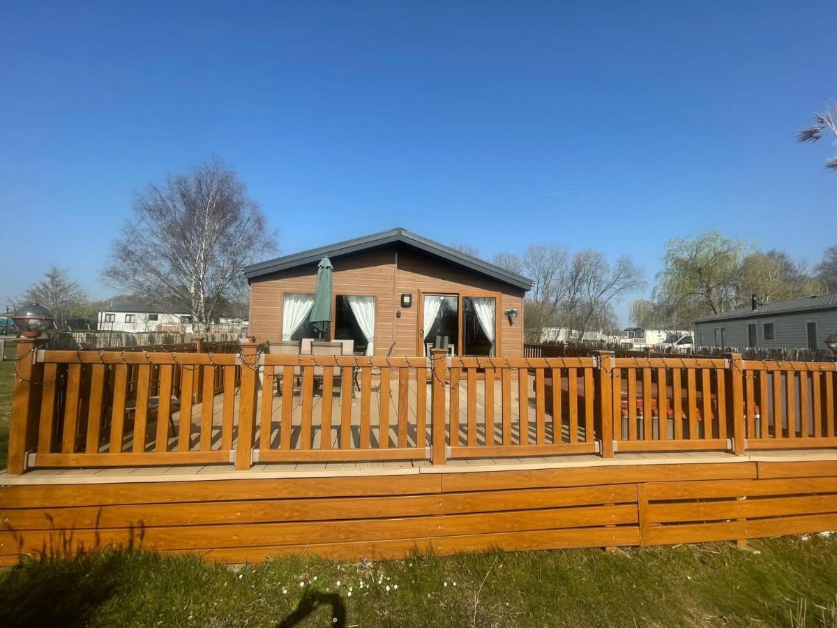 Luxury Lakeside Lodge L1 With Hot Tub Situated At Tattershall Lakes Country Park Extérieur photo