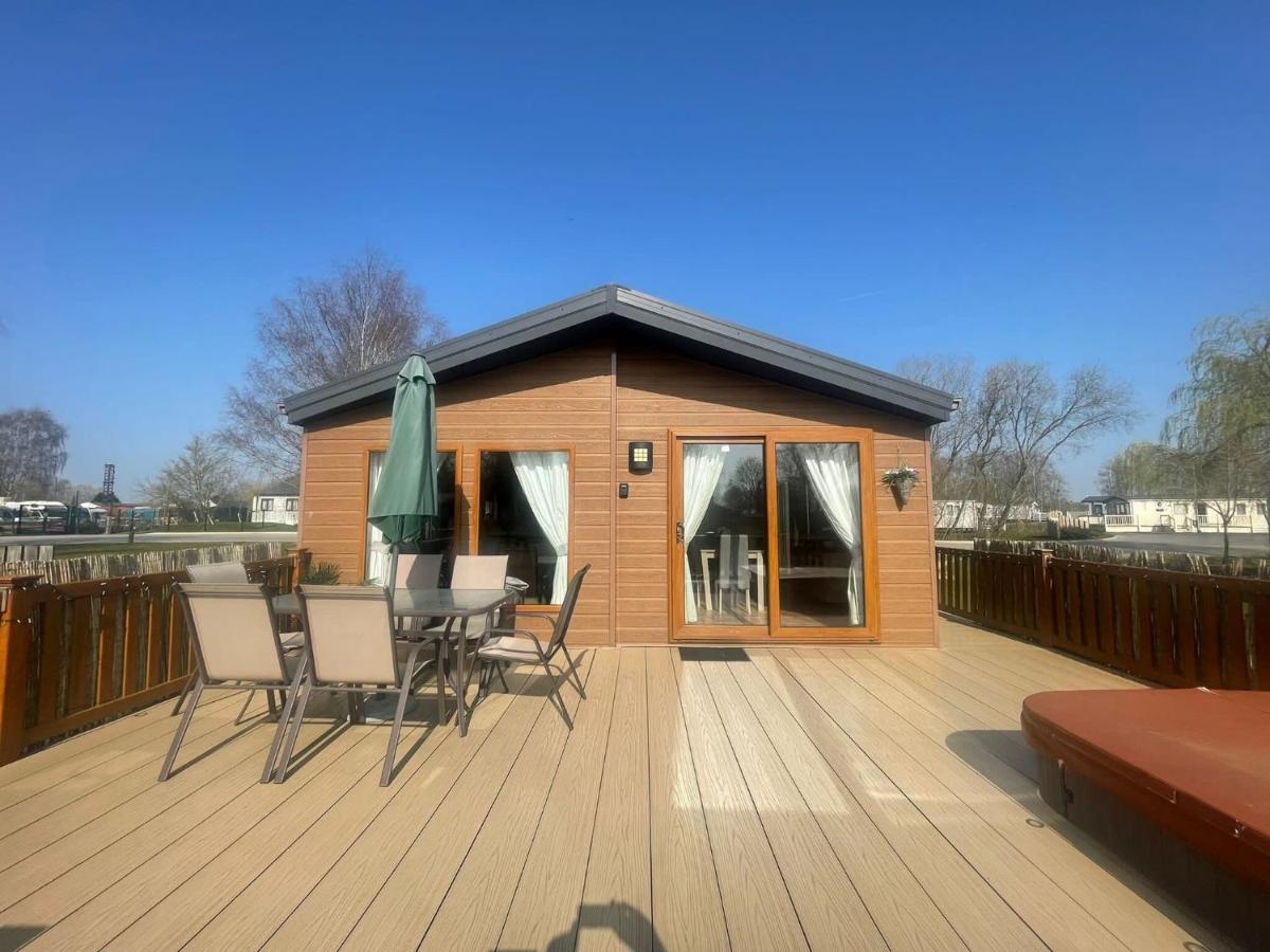 Luxury Lakeside Lodge L1 With Hot Tub Situated At Tattershall Lakes Country Park Extérieur photo