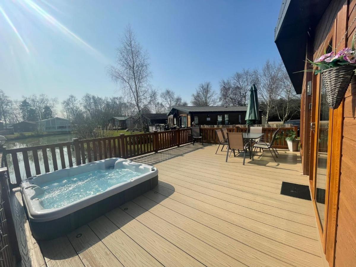 Luxury Lakeside Lodge L1 With Hot Tub Situated At Tattershall Lakes Country Park Extérieur photo