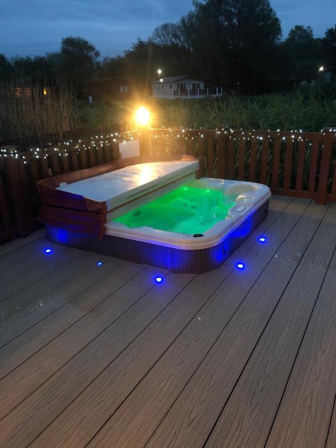 Luxury Lakeside Lodge L1 With Hot Tub Situated At Tattershall Lakes Country Park Extérieur photo