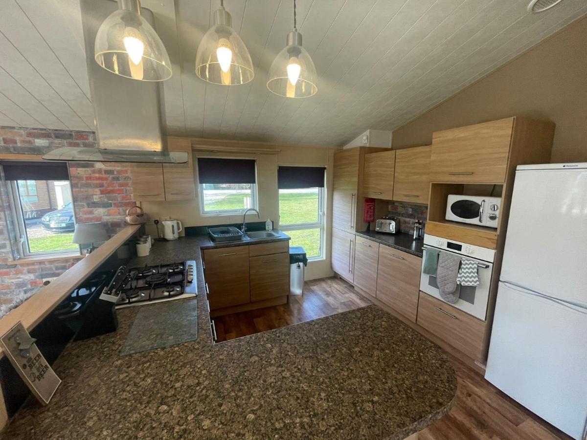 Luxury Lakeside Lodge L1 With Hot Tub Situated At Tattershall Lakes Country Park Extérieur photo