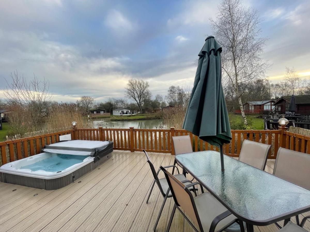 Luxury Lakeside Lodge L1 With Hot Tub Situated At Tattershall Lakes Country Park Extérieur photo