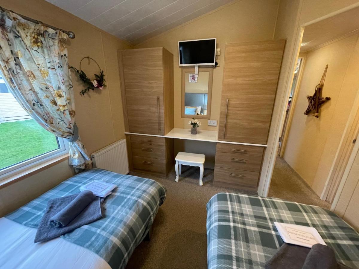 Luxury Lakeside Lodge L1 With Hot Tub Situated At Tattershall Lakes Country Park Extérieur photo