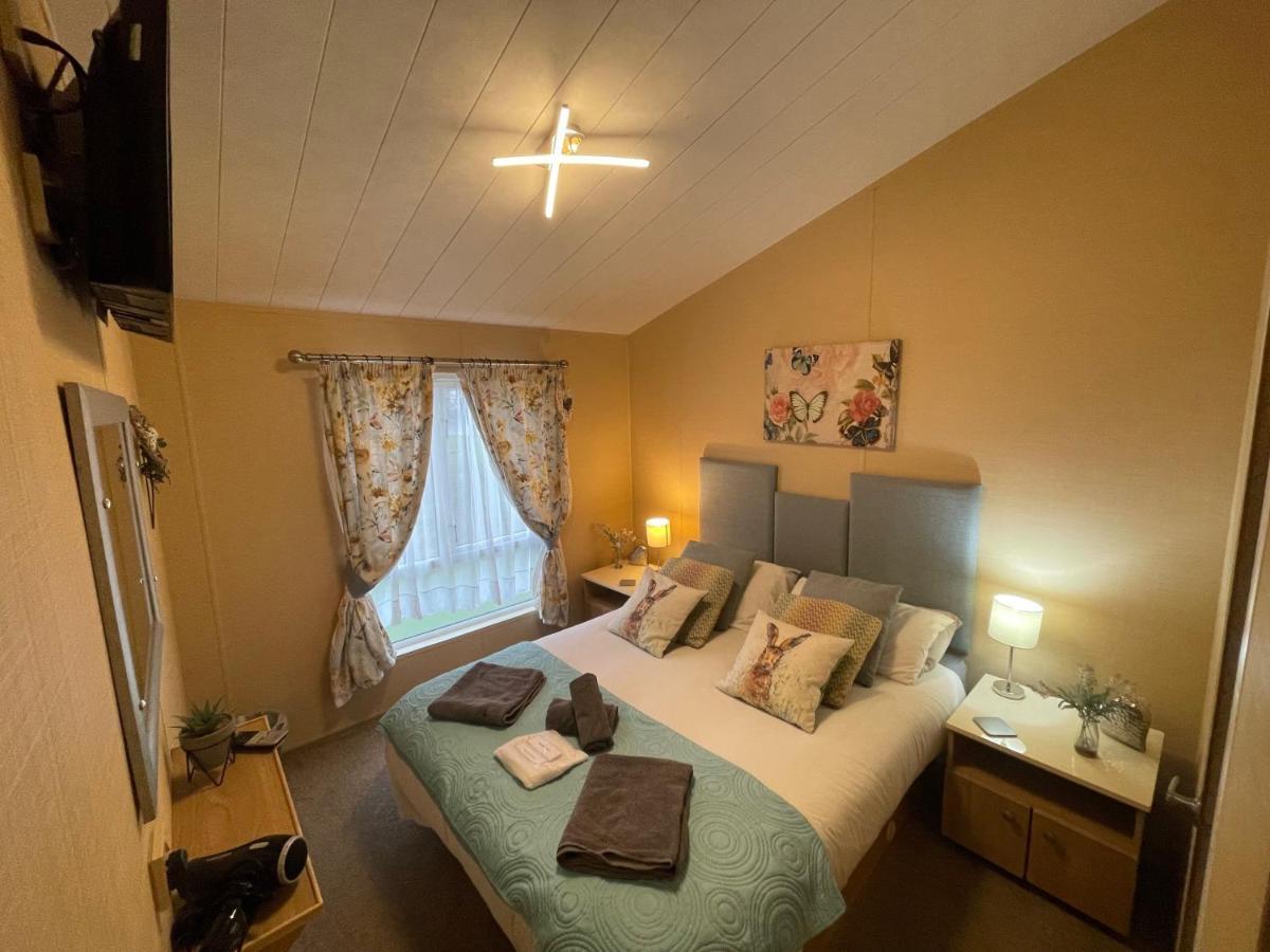 Luxury Lakeside Lodge L1 With Hot Tub Situated At Tattershall Lakes Country Park Extérieur photo