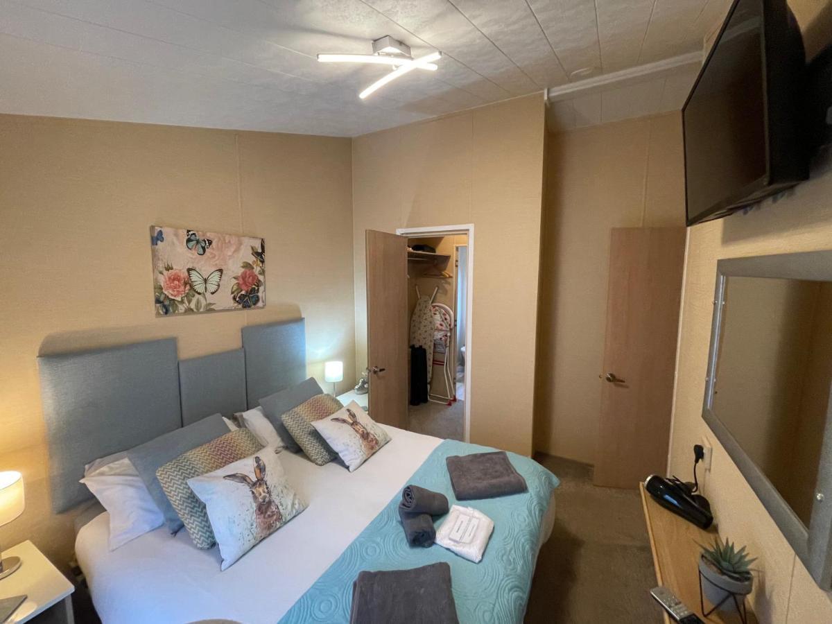 Luxury Lakeside Lodge L1 With Hot Tub Situated At Tattershall Lakes Country Park Extérieur photo