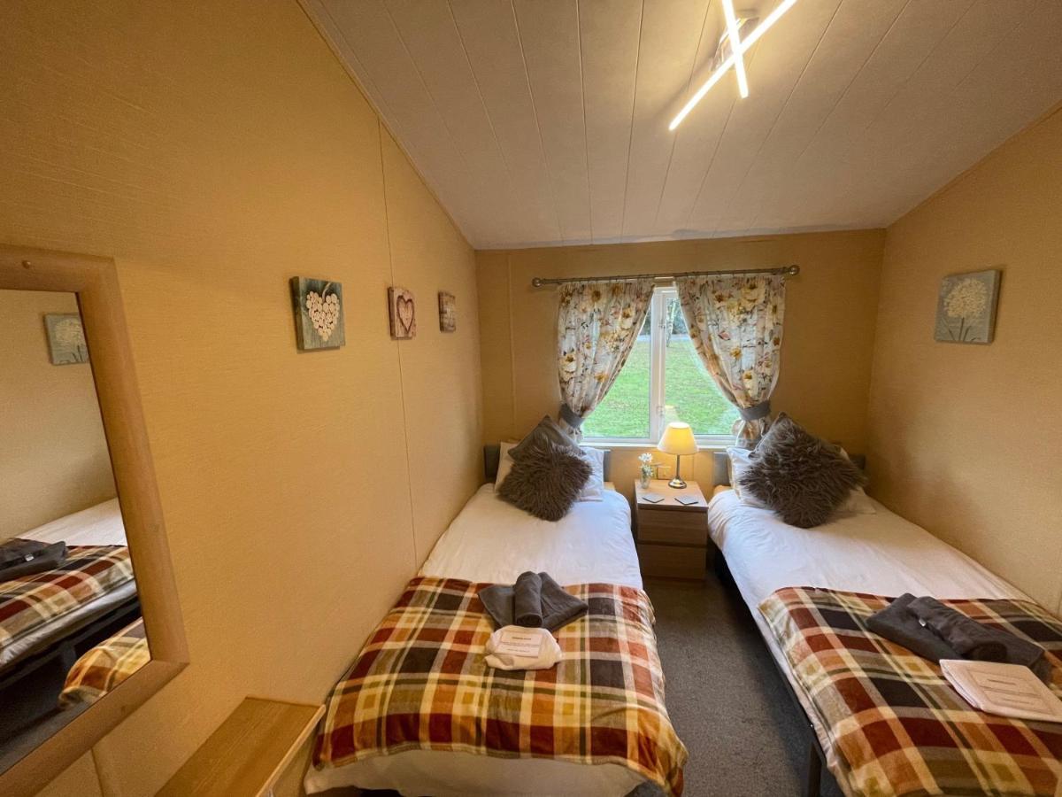 Luxury Lakeside Lodge L1 With Hot Tub Situated At Tattershall Lakes Country Park Extérieur photo