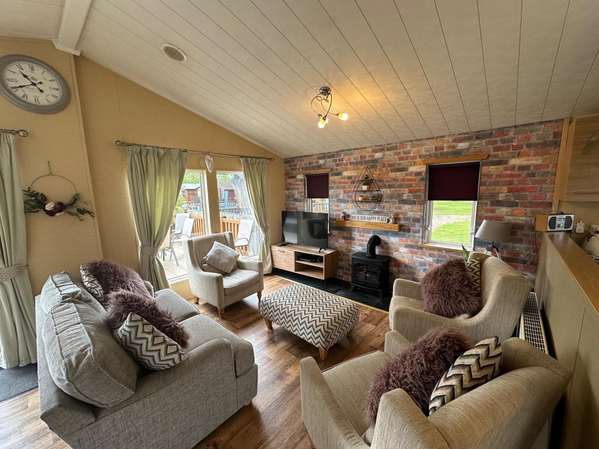 Luxury Lakeside Lodge L1 With Hot Tub Situated At Tattershall Lakes Country Park Extérieur photo