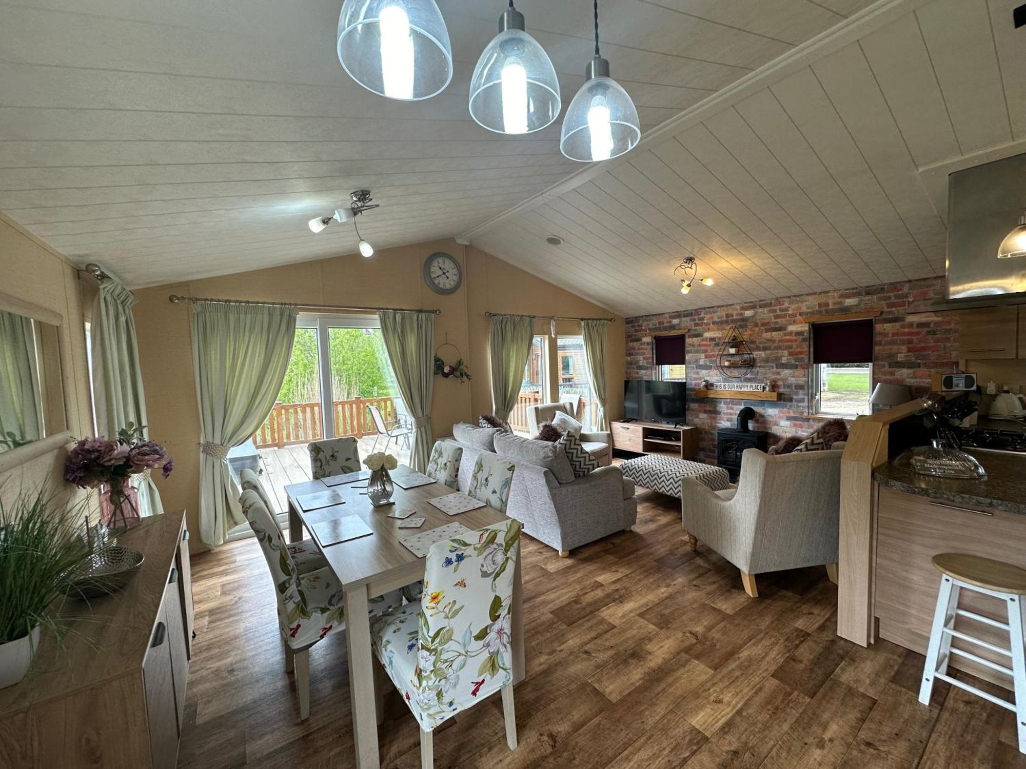 Luxury Lakeside Lodge L1 With Hot Tub Situated At Tattershall Lakes Country Park Extérieur photo