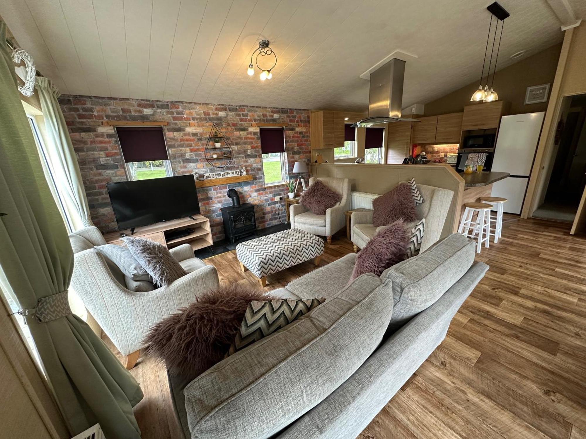 Luxury Lakeside Lodge L1 With Hot Tub Situated At Tattershall Lakes Country Park Extérieur photo