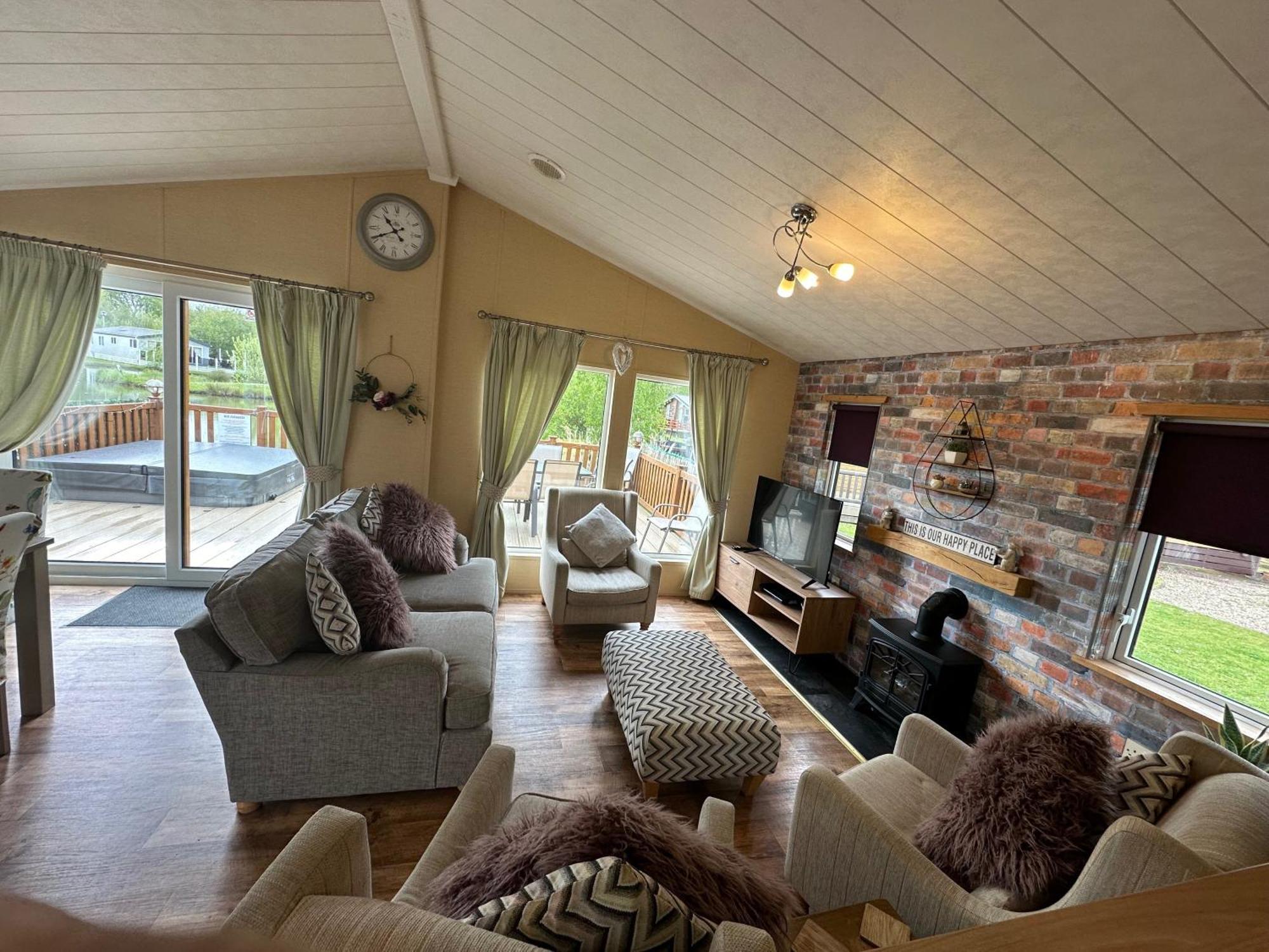 Luxury Lakeside Lodge L1 With Hot Tub Situated At Tattershall Lakes Country Park Extérieur photo